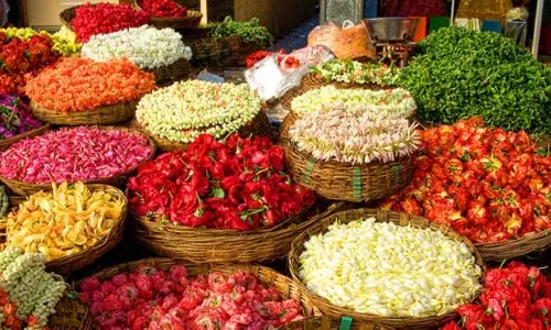 பூக்கள் விலை கிடு,கிடு உயர்வு; மல்லிகைப்பூ கிலோ ரூ.800-க்கு விற்பனை