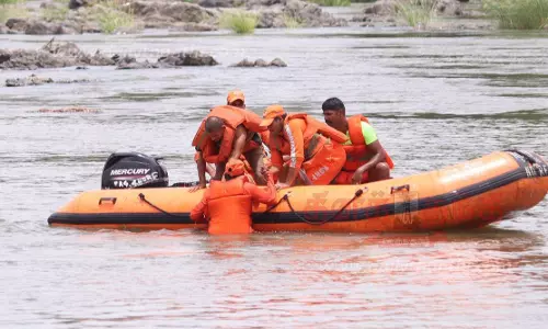 ஒகேனக்கல் காவிரி ஆற்றில் மூழ்கியவர்களை மீட்பது எப்படி?