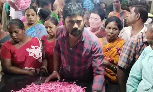 கரூரில் பூக்களின் விலை கிடுகிடு உயர்வு கரூரில் பூக்களின் விலை கிடுகிடு உயர்வு