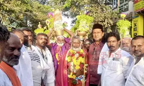 முளைப்பாரி ஊர்வலத்திற்கு வரவேற்பு அளித்த முஸ்லிம்கள் முளைப்பாரி ஊர்வலத்திற்கு வரவேற்பு அளித்த முஸ்லிம்கள்