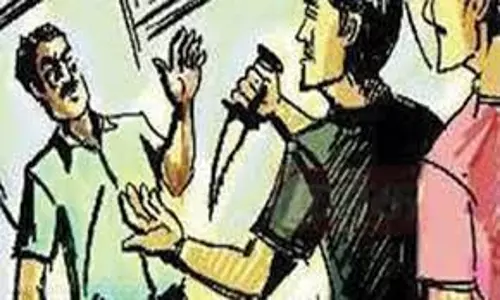 ஆயுதத்தை காட்டி மிரட்டி தனியார் நிறுவன ஊழியர்களிடம் ரூ.1.20 கோடி பறிப்பு; ஆசாமிகளுக்கு வலைவீச்சு ஆயுதத்தை காட்டி மிரட்டி தனியார் நிறுவன ஊழியர்களிடம் ரூ.1.20 கோடி பறிப்பு; ஆசாமிகளுக்கு வலைவீச்சு