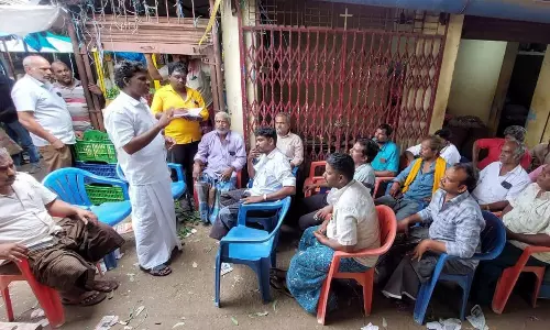 சாலையை மறித்து கடை போடும் போராட்டம்