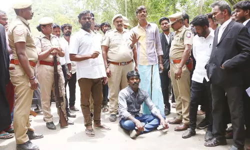சிறையில் சாராய ஊறல் விவகாரம்: கோர்ட்டு வளாகத்தில் கைதிகள் திடீர் தர்ணா சிறையில் சாராய ஊறல் விவகாரம்: கோர்ட்டு வளாகத்தில் கைதிகள் திடீர் தர்ணா