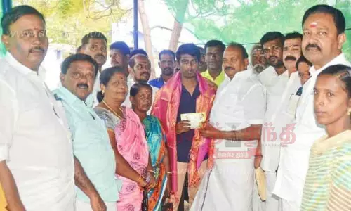 அரசு மருத்துவ கல்லூரியில் படிக்க இடம் கிடைத்த மாணவருக்கு பாராட்டு