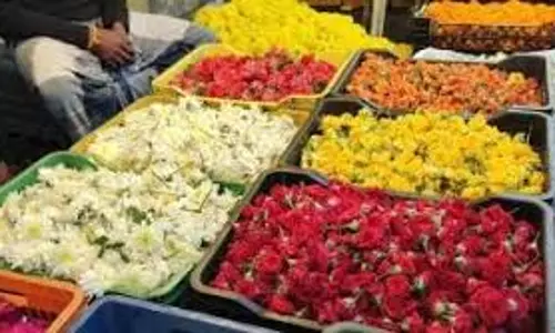 இன்று ஆடிப்பெருக்கு:சேலத்தில் பூக்கள் விலை உயர்வுகுண்டு மல்லி கிலோ ரூ.700-க்கு விற்பனை