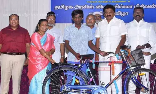 பள்ளி மாணவர்களுக்கு இலவச சைக்கிள்