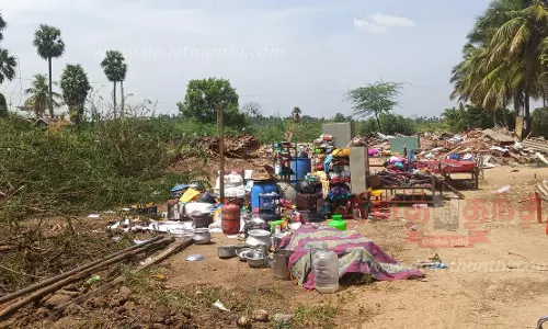 பண்ணப்பட்டி அருகே மயான ஆக்கிரமிப்பு அகற்றம்:மாற்று இடம் வழங்க கோரி திறந்தவெளியில் வசிக்கும் குடும்பத்தினர்
