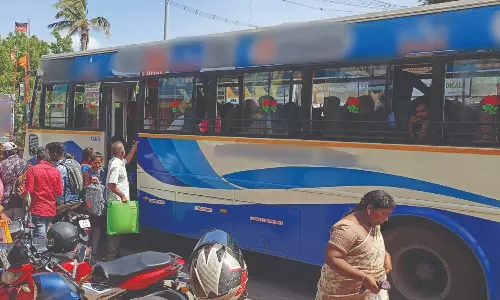 தேசிய நெடுஞ்சாலையில் பயணிகளை இறக்கி விடும் அவலம்