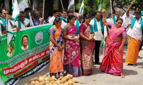 சிதறுதேங்காய் உடைத்து விவசாயிகள் போராட்டம்