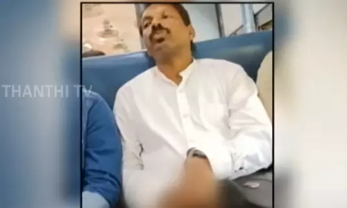 ஓடும் ரெயிலில் மாணவிகள் முன் ஆபாச செயலில் ஈடுபட்ட நபர் கைது