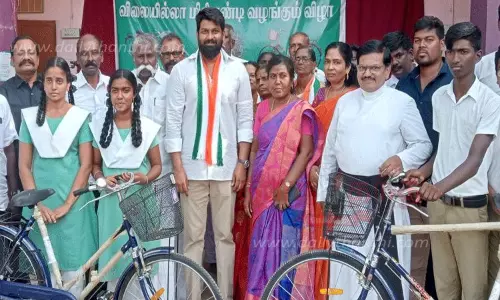 சாத்தான்குளம் பள்ளியில் 167 மாணவ-மாணவிகளுக்கு இலவச சைக்கிள் சாத்தான்குளம் பள்ளியில் 167 மாணவ-மாணவிகளுக்கு இலவச சைக்கிள்