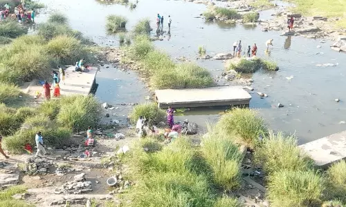 அமராவதி ஆற்றில் தண்ணீர் இல்லாததால்  புதுமண தம்பதிகள் ஏமாற்றம்