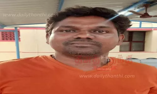 போலீஸ் சப்-இன்ஸ்பெக்டரை அரிவாளால் வெட்ட முயற்சி; 2 ரவுடிகள் கைது