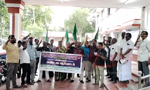 வருவாய்த்துறை அலுவலர் சங்கத்தினர் ஆர்ப்பாட்டம்