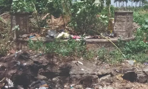 குப்பைகளால் மூடப்பட்ட கிணறு