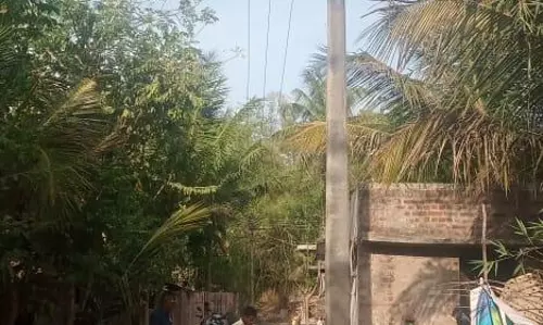 சாலையின் நடுவே இருந்த மின் கம்பம் மாற்றி நடப்பட்டது