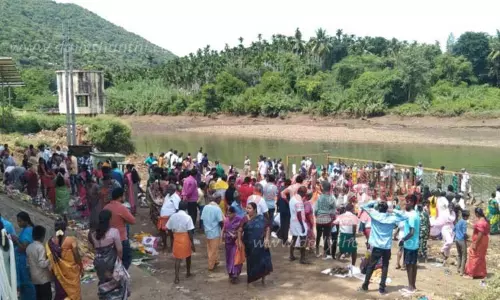 பவானி ஆற்றில் பக்தர்கள் நீராடினர்