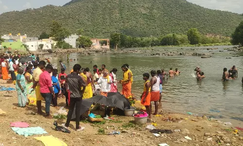 ஆடிப்பெருக்கையொட்டிஒகேனக்கல்லில் புனித நீராடிய பொதுமக்கள்குலதெய்வ கோவில் ஆயுதங்களை சுத்தம் செய்து வழிபாடு