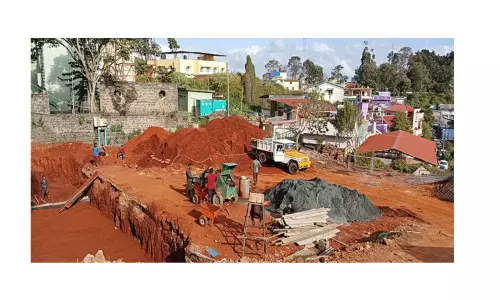 கோத்தகிரியில் ரூ.4½ கோடியில் அரசு ஊழியர்களுக்கு  குடியிருப்புகள்கட்டுமான பணிகள் தீவிரம்
