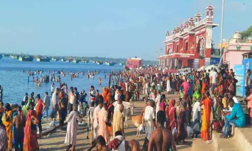 ராமேசுவரத்தில் புனித நீராடிய பக்தர்கள்