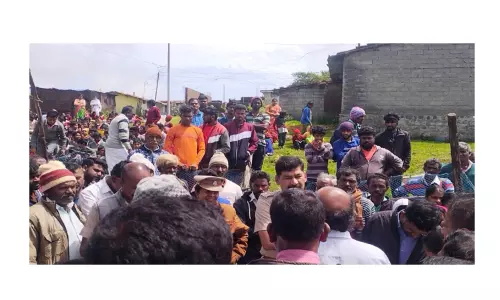 ஊட்டி அருகே, பள்ளியில் புதிய வகுப்பறைகள் கட்டக்கோரி பெற்றோர் காத்திருப்பு போராட்டம்