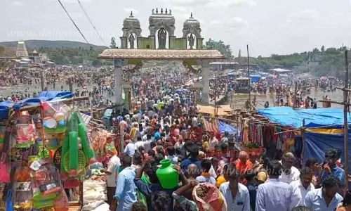 நீப்பத்துறையில் குவிந்த பக்தர்கள்