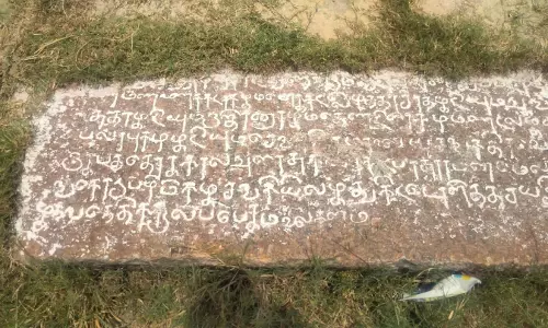 300 ஆண்டுகள் பழமையான கல்வெட்டு கண்டெடுப்பு