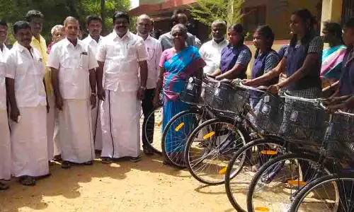 அரசு பள்ளி மாணவ-மாணவிகளுக்கு விலையில்லா சைக்கிள்