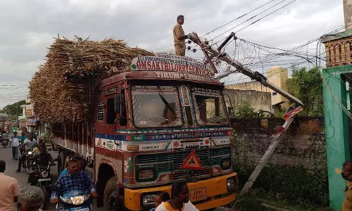 லாரி மோதி மின் கம்பம் உடைந்தது