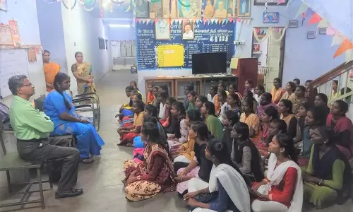 விடுதி மாணவிகளுக்கு சத்தான உணவு வழங்க வேண்டும்