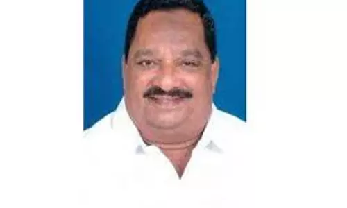 கலைஞரின் திருவுருவ படத்திற்கு மாலை அணிவித்து அஞ்சலி செலுத்த வேண்டும்