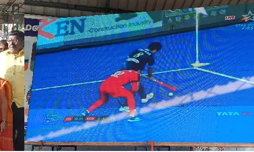 புதுக்கோட்டை பழைய பஸ் நிலையத்தில் எல்.இ.டி. திரையில் நேரடி ஒளிபரப்பு