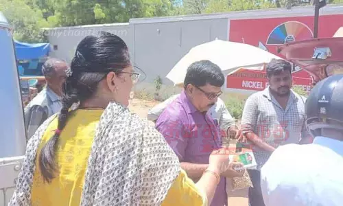 உரிய ஆவணங்கள் இன்றி விற்ற முந்திரி பருப்பு, பிஸ்தா பறிமுதல்