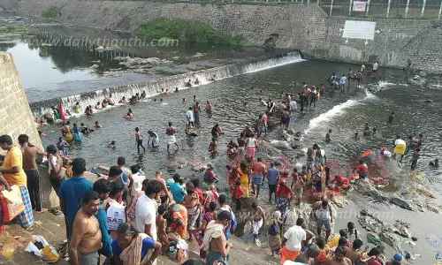 ஆடிப்பெருக்கு விழா கோலாகலம்:காவிரி ஆற்றில் புனித நீராடி பக்தர்கள் வழிபாடுசாமி சிலைகளை சுத்தம் செய்து ஊர்வலமாக எடுத்து சென்றனர்