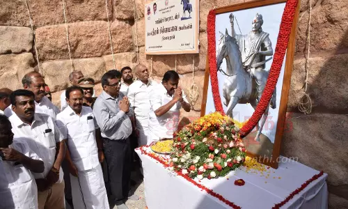 சங்ககிரி கோட்டையில்தீரன் சின்னமலை உருவப்படத்திற்கு அமைச்சர் கே.என்.நேரு மலர்தூவி அஞ்சலி