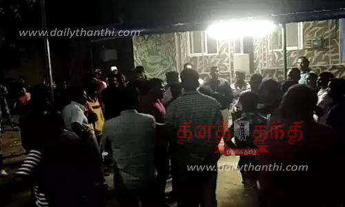 காரப்பள்ளம் சோதனைச்சாவடியில் வனத்துறை ஊழியர்களிடம் லாரி டிரைவர்  வாக்குவாதம்- போக்குவரத்து பாதிப்பு