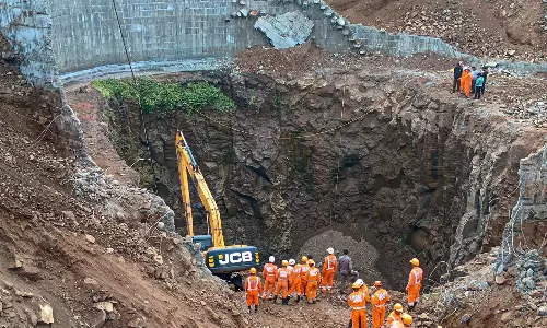 புனேயில், மண் சரிந்து விழுந்ததால் கிணற்றில் புதைந்து 4 தொழிலாளர்கள் பலி; 4 நாள் போராட்டத்துக்கு பிறகு பிணமாக மீட்கப்பட்டனர் புனேயில், மண் சரிந்து விழுந்ததால் கிணற்றில் புதைந்து 4 தொழிலாளர்கள் பலி; 4 நாள் போராட்டத்துக்கு பிறகு பிணமாக மீட்கப்பட்டனர்