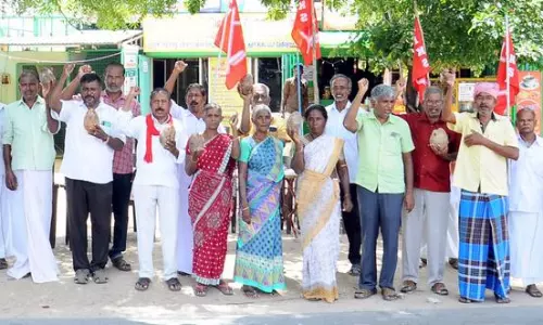 தேங்காயை கையில் ஏந்தி ஆர்ப்பாட்டம்