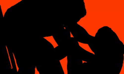 காதலை ஏற்க மறுத்ததால் ஆத்திரம்; மாணவியை கழுத்தை நெரித்து கொல்ல முயன்ற வாலிபர் கைது காதலை ஏற்க மறுத்ததால் ஆத்திரம்; மாணவியை கழுத்தை நெரித்து கொல்ல முயன்ற வாலிபர் கைது