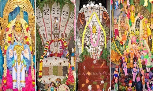 சிறப்பு அலங்காரத்தில் அருள்பாலித்த அம்மன்கள்