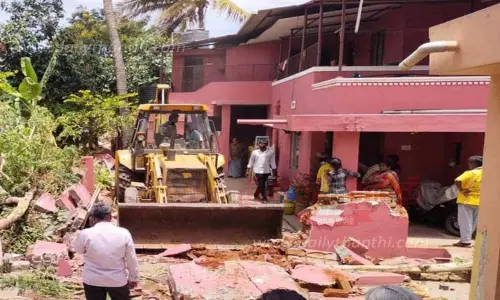 ஓடையை ஆக்கிரமித்து கட்டிய 17 வீடுகள் இடித்து அகற்றம்