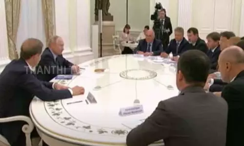 உள்நாட்டில் தயாரிக்கப்பட்ட கார்களை மட்டும் தான் பயன்படுத்த வேண்டும் - ரஷிய அதிகாரிகளுக்கு புதின் அதிரடி உத்தரவு