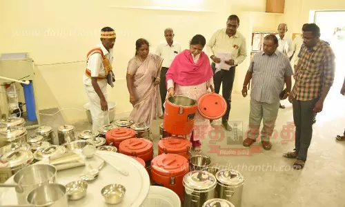 தர்மபுரி டவுன் நகராட்சி பள்ளியில் முதல்-அமைச்சர் காலை உணவு திட்டப்பணிகளை கலெக்டர் ஆய்வு
