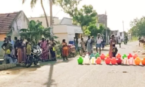 குடிநீர் கேட்டு காலிகுடங்களுடன் கிராம மக்கள் சாலை மறியல்