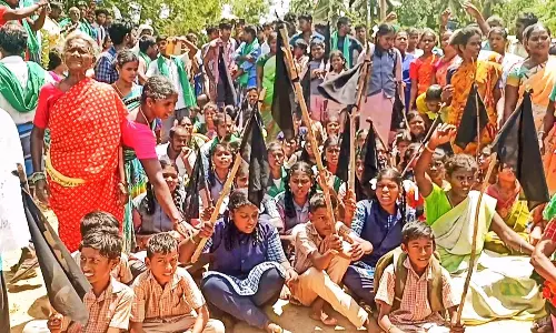 வானூர் அருகே திடீர் போராட்டம்செம்மண் குவாரி அமைக்க கிராம மக்கள் எதிர்ப்புசாலை மறியல்; 150 பேர் கைது