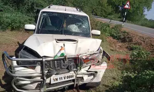 தடுப்பு சுவரில் கார் மோதி  காங்கிரஸ் பிரமுகர் உள்பட 3 பேர் படுகாயம்