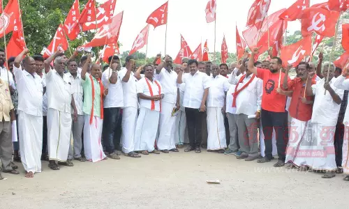 தமிழ்நாடு விவசாயிகள் சங்கத்தினர் ஆர்ப்பாட்டம்