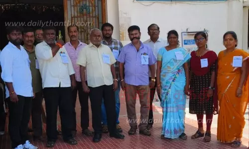 கோரிக்கை அட்டை அணிந்து பணிபுரிந்த நகராட்சி அலுவலர்கள்-பணியாளர்கள்