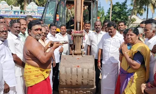 காட்டுப்புத்தூர் அருகே ரூ.1¼ கோடியில் சாலை அமைக்கும் பணி