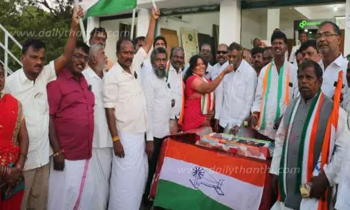 நெல்லையில் காங்கிரசார்  கொண்டாட்டம்